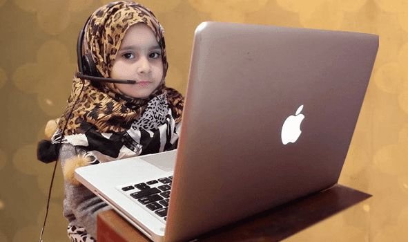 Teacher explaining Tajweed rules on screen